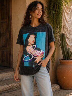 SELENA  band   WOMENS TEE (MEDIUM)